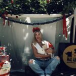 Emilia Attías Instagram - Feliz Navidad desde este rincón de amor @guarderiacaninaa Ellas son Cami, Lola y las maravillosas personas que las acompañan, movilizadas por el amor, la empatía y la dedicación más comprometida con estos seres. Nunca me había pasado, de sentirme tan tranquila dejando mis animales al cuidado de otras personas. Son pura luz, y real, real amor y compromiso para con ellos. Son inspiración. Gracias eternas por cuidar y amar tanto a mis perras cada vez que lo necesito. Ellas también, rescatan y transitan perro/as que luego albergan hasta que encuentren sus nuevas familias. Pueden entrar en su cuenta, y ver los que actualmente están en adopción. Les deseamos una hermosa noche, Perla, Oli, Cami, Lola y yo ❤️