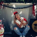 Emilia Attías Instagram - Feliz Navidad desde este rincón de amor @guarderiacaninaa Ellas son Cami, Lola y las maravillosas personas que las acompañan, movilizadas por el amor, la empatía y la dedicación más comprometida con estos seres. Nunca me había pasado, de sentirme tan tranquila dejando mis animales al cuidado de otras personas. Son pura luz, y real, real amor y compromiso para con ellos. Son inspiración. Gracias eternas por cuidar y amar tanto a mis perras cada vez que lo necesito. Ellas también, rescatan y transitan perro/as que luego albergan hasta que encuentren sus nuevas familias. Pueden entrar en su cuenta, y ver los que actualmente están en adopción. Les deseamos una hermosa noche, Perla, Oli, Cami, Lola y yo ❤️