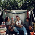 Emilia Attías Instagram - Feliz Navidad desde este rincón de amor @guarderiacaninaa Ellas son Cami, Lola y las maravillosas personas que las acompañan, movilizadas por el amor, la empatía y la dedicación más comprometida con estos seres. Nunca me había pasado, de sentirme tan tranquila dejando mis animales al cuidado de otras personas. Son pura luz, y real, real amor y compromiso para con ellos. Son inspiración. Gracias eternas por cuidar y amar tanto a mis perras cada vez que lo necesito. Ellas también, rescatan y transitan perro/as que luego albergan hasta que encuentren sus nuevas familias. Pueden entrar en su cuenta, y ver los que actualmente están en adopción. Les deseamos una hermosa noche, Perla, Oli, Cami, Lola y yo ❤️