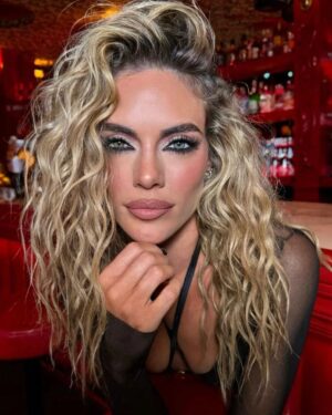 Emilia Attías Instagram - Back in the city

@bettinafrumboli 
@eddierodriguez_23 
@edu_weis
@multitalentoficial