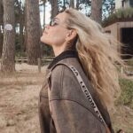 Emilia Attías Instagram - Mar & bosque 🤎 Tan dulce y encantado como esta canción @legionextranjera