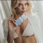 Emilia Attías Instagram - Light Blue #DGSummerVibes edición limitada! Dale la bienvenida al verano. Bergamota calabresa, durazno y madera de cedro revestidas con un increíble estampado de mayólica. Un aroma fresco y embriagante para que se revele en tu piel. @dolcegabbana_beauty #dgbeauty #dolcegabbana #dglightblue