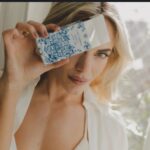 Emilia Attías Instagram - Light Blue #DGSummerVibes edición limitada! Dale la bienvenida al verano. Bergamota calabresa, durazno y madera de cedro revestidas con un increíble estampado de mayólica. Un aroma fresco y embriagante para que se revele en tu piel. @dolcegabbana_beauty #dgbeauty #dolcegabbana #dglightblue