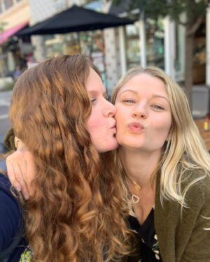 Emilie de Ravin Instagram - Happy Birthday beautiful angel of a human @bexmader 🥳Love ya to bits and pieces Bex & Can’t wait to see you and give you a massive cuddle xo
🥰 #bexilieforever 💙💚