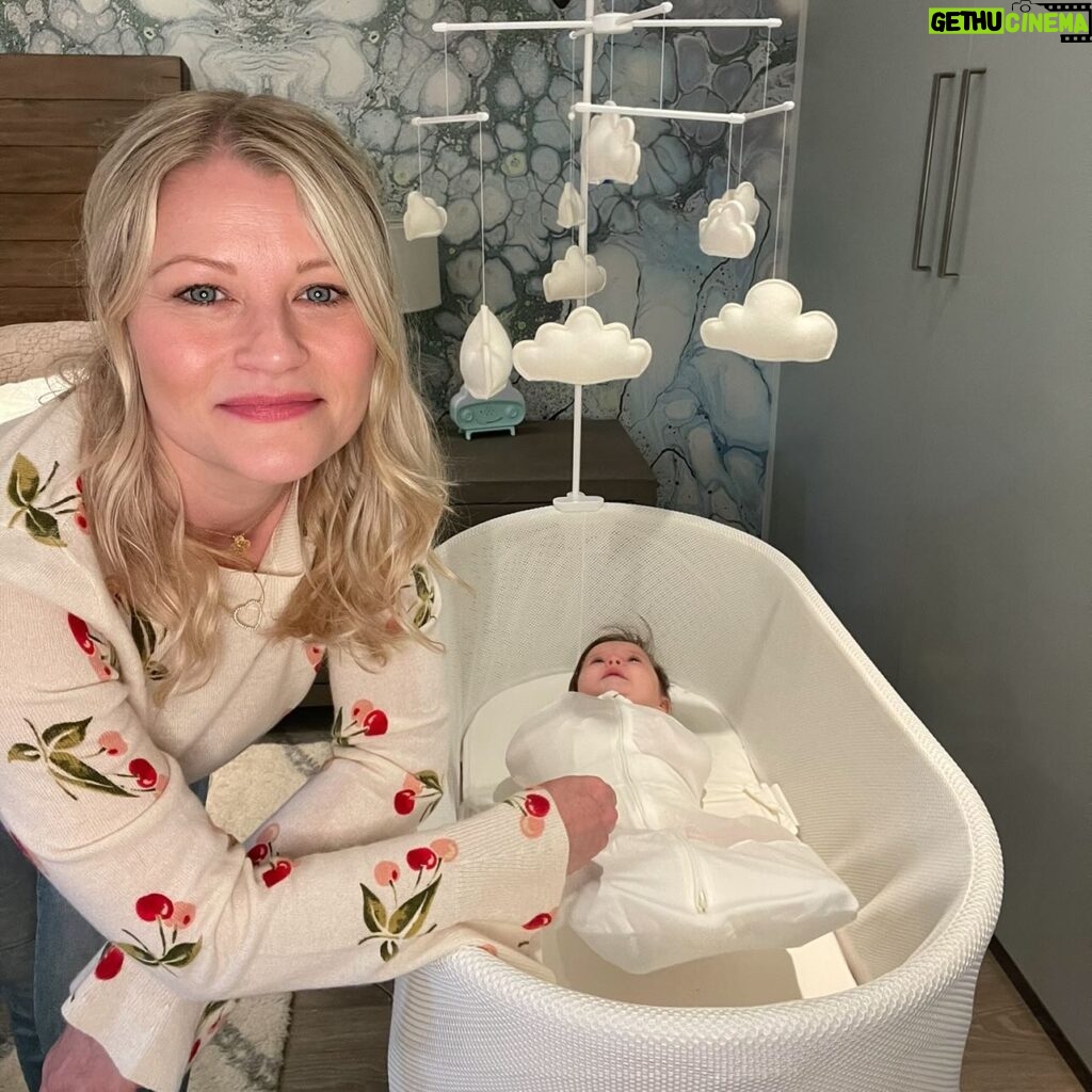 Emilie de Ravin Instagram - Little #SNOO appreciation post 🥰 Such a wonderful, super safe (and gorgeous!) baby bed. Check them out here @happiest_baby And of course Dr Harvey Karp’s wonderful books too 🫶🏼❤️