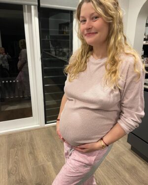 Emilie de Ravin Instagram - Snap shot dump of the past long (Kings Birthday) weekend 💖
(Theo in the 6th pic taking my pic 🥰🥰🥰)

#mumlife #christmasbakinginjune #stickersonmybelly #preggo #catsofinstagram #dogsofinstagram 
🫶🏼💫✨
