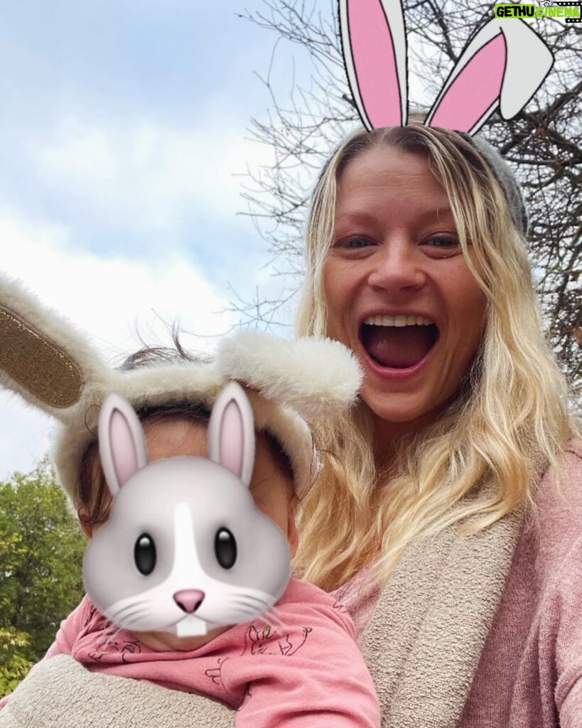 Emilie de Ravin Instagram - Hippy Hoppy Happy Easter! 🐰🐇🐣 #happyeaster 🫶🏼