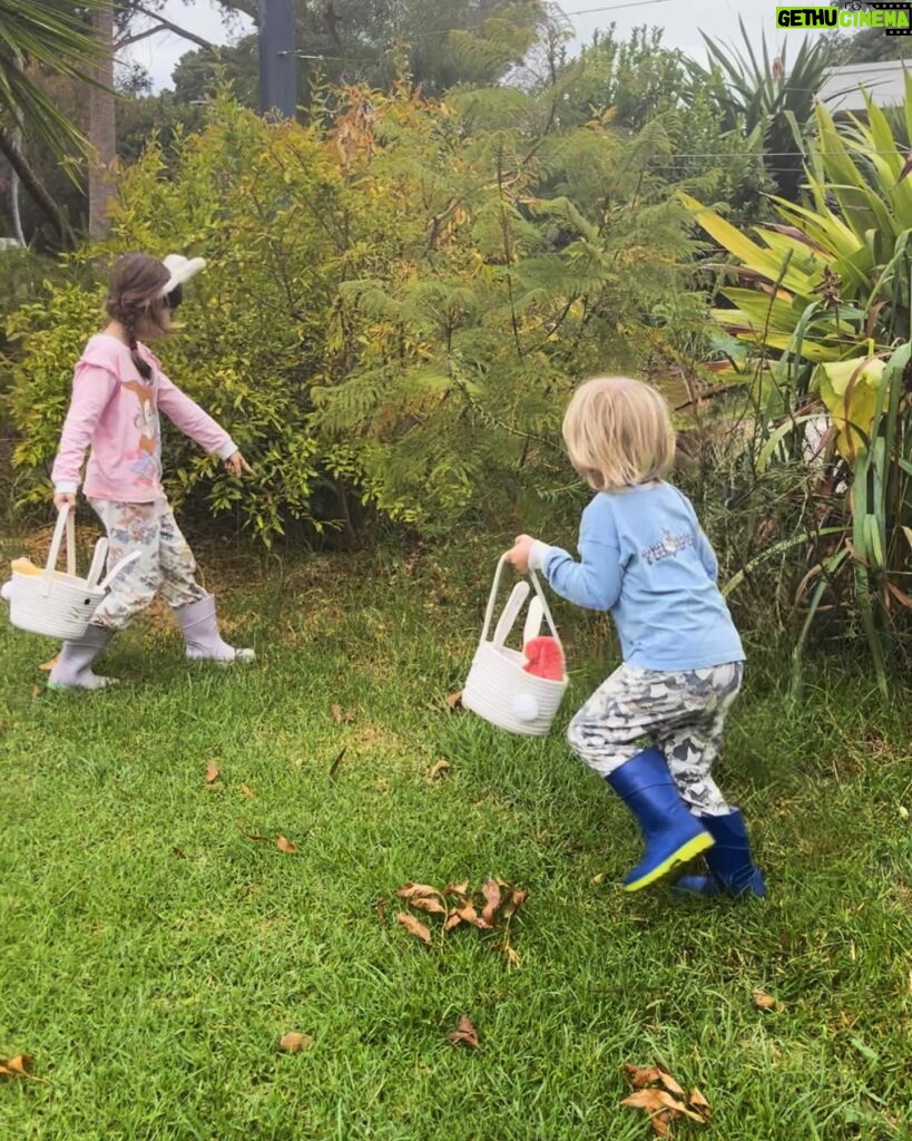 Emilie de Ravin Instagram - Hippy Hoppy Happy Easter! 🐰🐇🐣 #happyeaster 🫶🏼