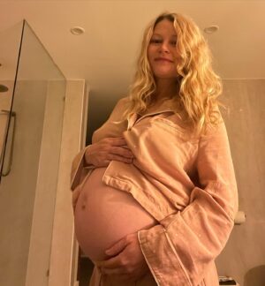 Emilie de Ravin Instagram - Happy Mother’s Day to all the amazing Mum’s /Moms/Mamas! 
🌸🌺🌼🌹🌷🪻🪷💐🌻
I’m so lucky to have had these (nearly 3!) little amazing people make me a Mum 🥰🥰🥰 xoxo 
#happymothersday
