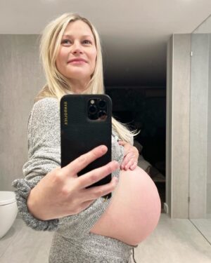Emilie de Ravin Instagram - Bump, bump bump bump bump! 💖