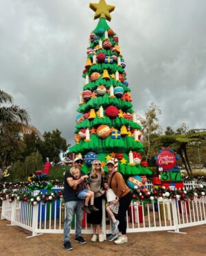 Emilie de Ravin Instagram - Happy Thanksgiving!!!🍁 
Photo dump from the past week in L.A 
Super fun day at @legolandcalifornia & at @kidspacemuseum & seeing old friends 🥰