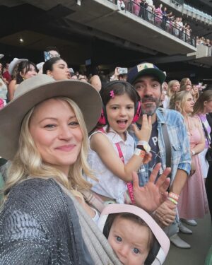 Emilie de Ravin Instagram - Where did we go last night?…… 

#erastour #mcg #bestnightever #taylorswift #swifties OMG lady you KILLED IT @taylorswift 💕💕💕💕💋💋💋