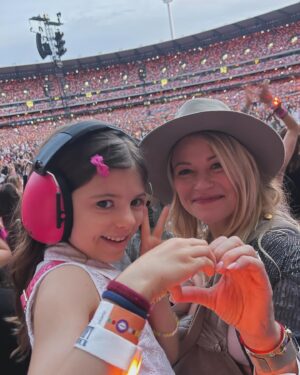 Emilie de Ravin Instagram - Where did we go last night?…… 

#erastour #mcg #bestnightever #taylorswift #swifties OMG lady you KILLED IT @taylorswift 💕💕💕💕💋💋💋