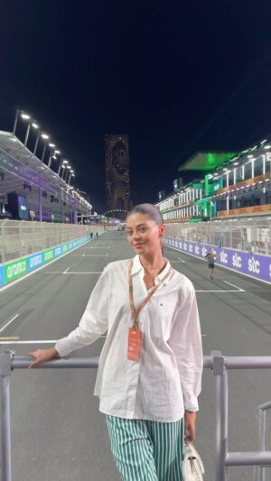 Emily Canham Instagram - AD Saudi Arabian Grand Prix 🏎️💨 spend qualifying and race day with me! 

#SaudiArabianGP #SaudiWinter #f1