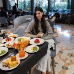 Emily Canham Instagram - join me for breaky? 🫶🏼🫶🏼💘 #hotelbreakfast #fourseasons #jennikayne #jennikaynecooper AD-PR