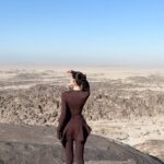Emily Canham Instagram - AD A day in Jeddah.. We had 1 day to explore and this is what we did! - 6am Hike at Moon Mountain - ⁠Al Tayebat Musuem - ⁠Lunch at @TheLuckyLlama.co - ⁠@JeddahAlBalad.sa - ⁠Dinner at @Niyyalii.Jeddah I can’t get over the fact we’ve just spent all day outside during WINTER 🥶! The real question is, what’s next! @visitsaudi