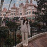 Emily Canham Instagram - And just like that.. the Disneyland Hotel is open post renovation and it’s DREAMY! 🥹🥹🐭🏰 @disneylandparis - #disneylandhotel (AD-PR) Have you ever been to Disneyland Paris?