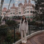 Emily Canham Instagram - And just like that.. the Disneyland Hotel is open post renovation and it’s DREAMY! 🥹🥹🐭🏰 @disneylandparis - #disneylandhotel (AD-PR) Have you ever been to Disneyland Paris?