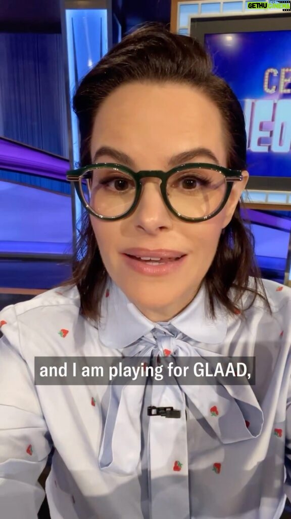 Emily Hampshire Instagram - TONIGHT on @celebrityjeopardyabc: Schitt’s Creek star @emilyhampshire is competing to raise money for GLAAD. Tune in at 8/7c on @abcnetwork. #CelebrityJeopardy