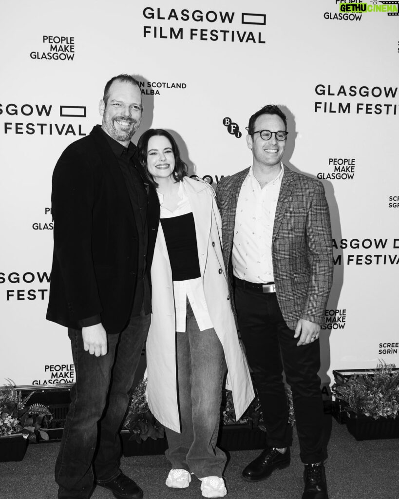 Emily Hampshire Instagram - We made it from Montreal to @glasgowfilmfest 🇨🇦 ✈️ 🏴󠁧󠁢󠁳󠁣󠁴󠁿 Look at meeee, MOM (that’s the name of the movie! … tap tap… is this thing on 🎤🦗)