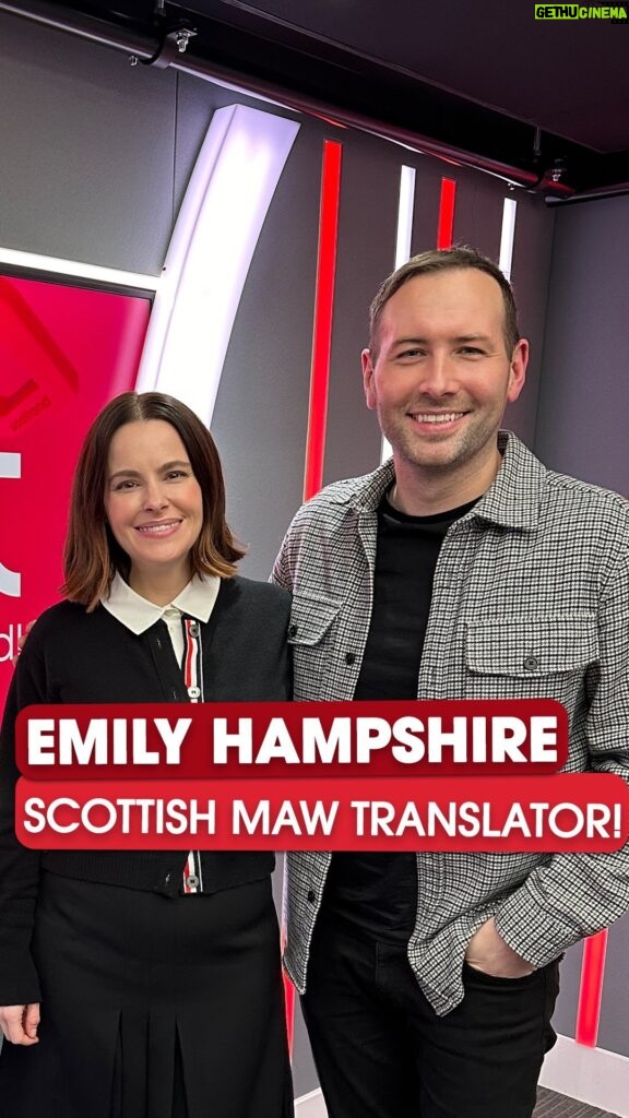 Emily Hampshire Instagram - Happy ‘Moss’ Day! 🤣💐🏴󠁧󠁢󠁳󠁣󠁴󠁿 Schitts Creek star @emilyhampshire translates some famous Scottish ‘maw’ phrases for @davidj_farrell … 🤣🤣🤣 Catch the full interview on the @globalplayer app 🎧📲❤️ #schittscreek #schittscreekfan #emilyhampshire #therig #mom #scotland #scottishphrases #scotland #mothersday #maw #moss #magic #sausage