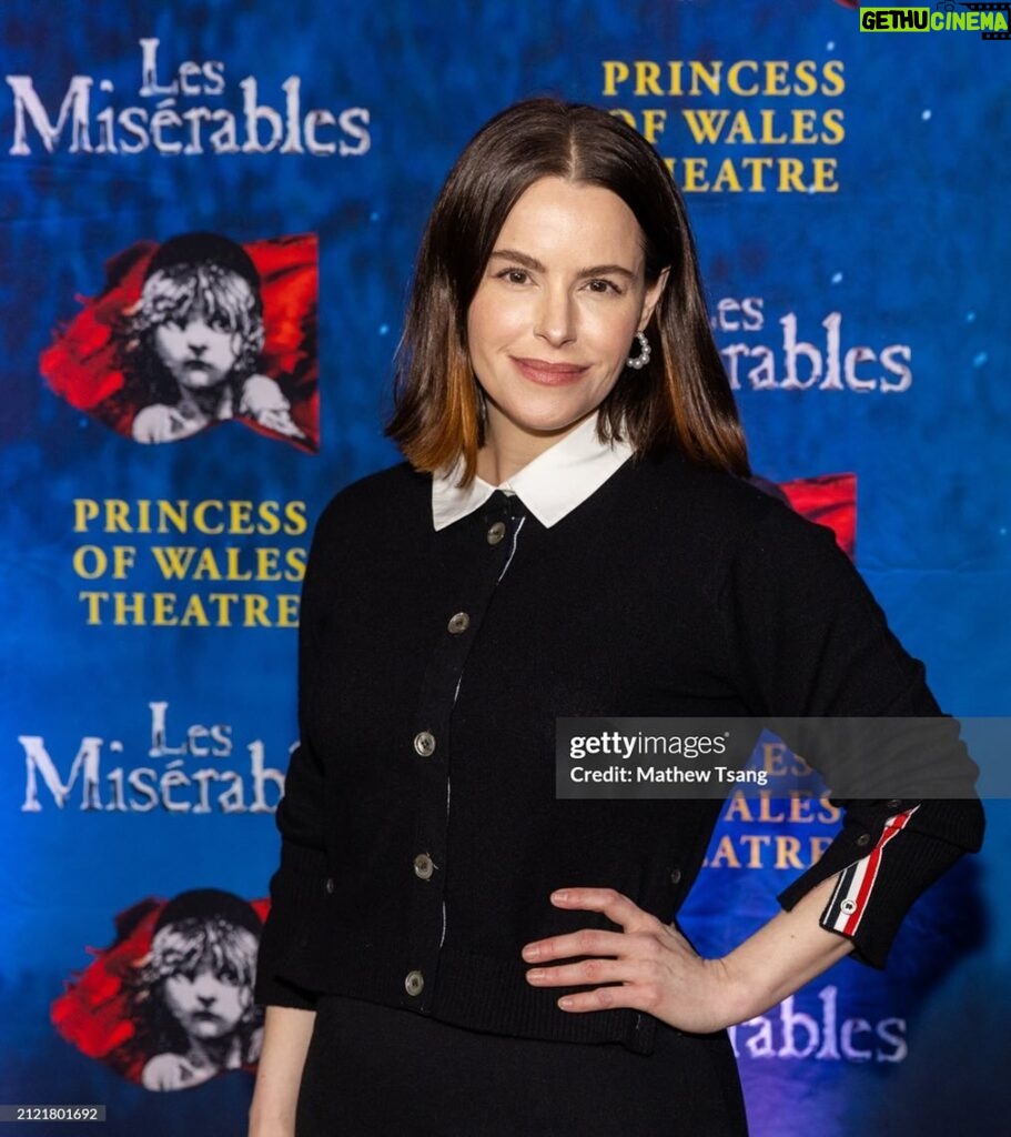 Emily Hampshire Instagram - When I first saw Les Mis decadeSSS ago, I wanted to be Éponine more than anything in the whole wide 🌎 I even got her red newsies hat & wore it every single day. Cut to today: the Toronto production is SOOO good! 👏🏻🌹👏🏻🌹to the entire cast… but I’m still willing to play Éponine if they ever need an understudy🤓