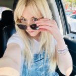 Emily Kinney Instagram – Curtain bangs for the shows this weekend. Boston! Portsmouth! Link to tix in bio. 💇🏼‍♀️😎