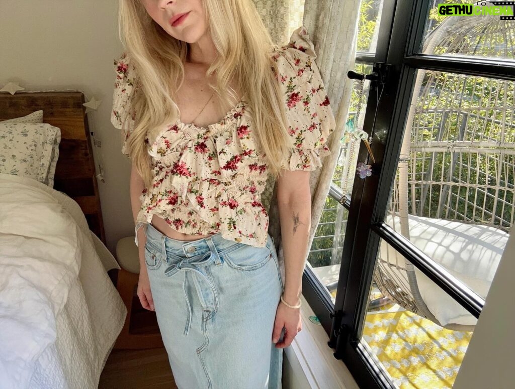 Emily Kinney Instagram - The vibes will be fun and sweet for spring but in an emo way. 😎😝Get your tix to this online show with VEEPs at the link in my bio. 🌸🌺🌼