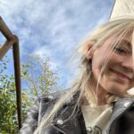 Emily Kinney Instagram - 🏊‍♀️💕 Next show is at City Winery in NYC! Who’s going?!? Get tix at link in bio.