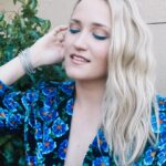 Emily Osment Instagram - Yesterday for the @jenniferhudsonshow !! Hair by @vernonfrancois makeup by @sarahuslan fit by @mixed_bynasrin and @larroude ! 💙🖤 And check out an all new Yüng Sheldy tonight on CBS ! DUH
