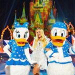 Emma Bunton Instagram - #throwback to Christmas 2019 and performing in front of the Disney Castle with my two favourite ducks! 🏰💗✌️#4sleepstogo 🎄🎅