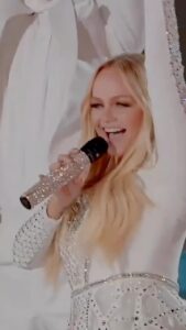Emma Bunton Instagram - #throwback to 2019 and performing Santa Baby in front of Cinderella’s Castle! What a special day this was! 🏰💗 Expect Santa Baby, plus loads of other Christmas classics and solo & Spice Girls’ hits, at my Christmas shows which start in Manchester in less than two weeks!!!! 🎟️Get your tickets via the link in my bio: