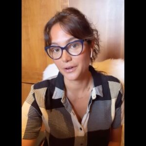 Emma Heming Instagram - I grow from hearing about other people’s experiences vs others opinions. Experience vs opinion are two different things. 
I’m lucky enough to have read some of your messages but I wonder if you could write and share some hope and encouragement below so other care partners can feel that love too 🙏🏽💕
#ftdawareness #dementiaawareness #carepartners #brainhealth