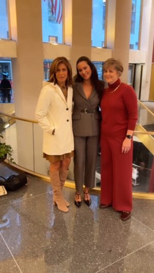 Emma Heming Instagram - My mission is to raise awareness for frontotemporal dementia. While this is a heavy subject I feel it’s for the greater good. I’m so very grateful to the @todayshow and @hodakotb for having Susan and I on today to educate and raise awareness about FTD while letting our community know that they are not alone. 
Please visit my #linkinbio for the full Today Show interview with Hoda 🩵

Shout out to my supportive friends who were holding my hand through it bright and early this morning: @helenchristoni @timchristoni @kristinrunning @laurenkucerak @kucerakandco @theaftd 

#worldftdawarenessweek #frontotemporaldementia #endftd