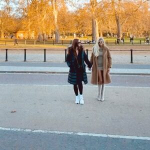 Emma Hernan Instagram - Selling London?! 🏠🇬🇧☎️ … Work trip with a splash of play time with my bestie 👯‍♀️
.
.
#sellingsunset #sellinglondon #EmmaLeighinLondon