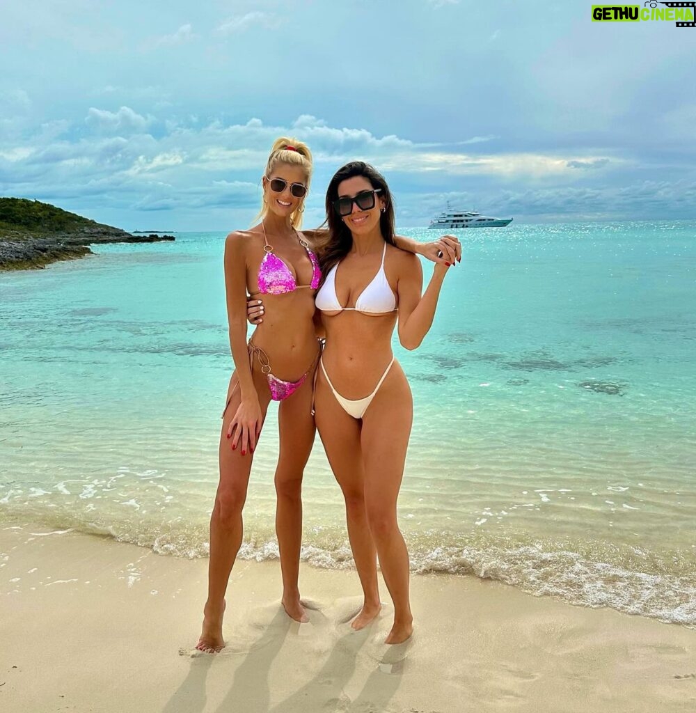 Emma Hernan Instagram - Thank you everyone for the b-day wishes, such a special bday with my fam & friends down here in the Bahamas 🏝️👙 Wishing everyone a Happy New Year 🎆 . . . #islandgirl #islandlife #bahamas #sellingsunset #sellingbahamas #bikinioftheday