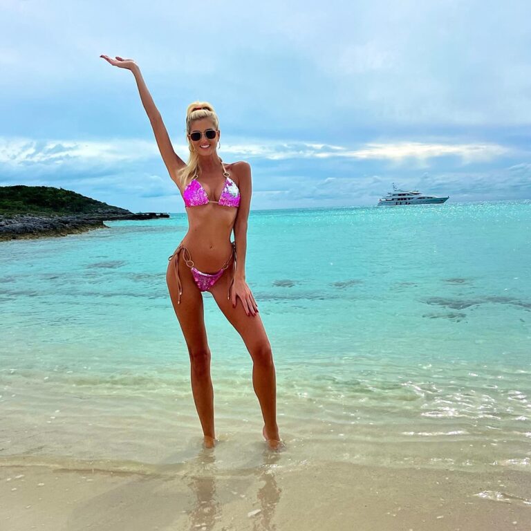 Emma Hernan Instagram - ITS MY BIRTHDAY!!!😍🫶🏼..Celebrating with my favs!! #islandgirl 🏝️ . . . #sellingsunset #birthdaygirl #bahamas #yachtlife