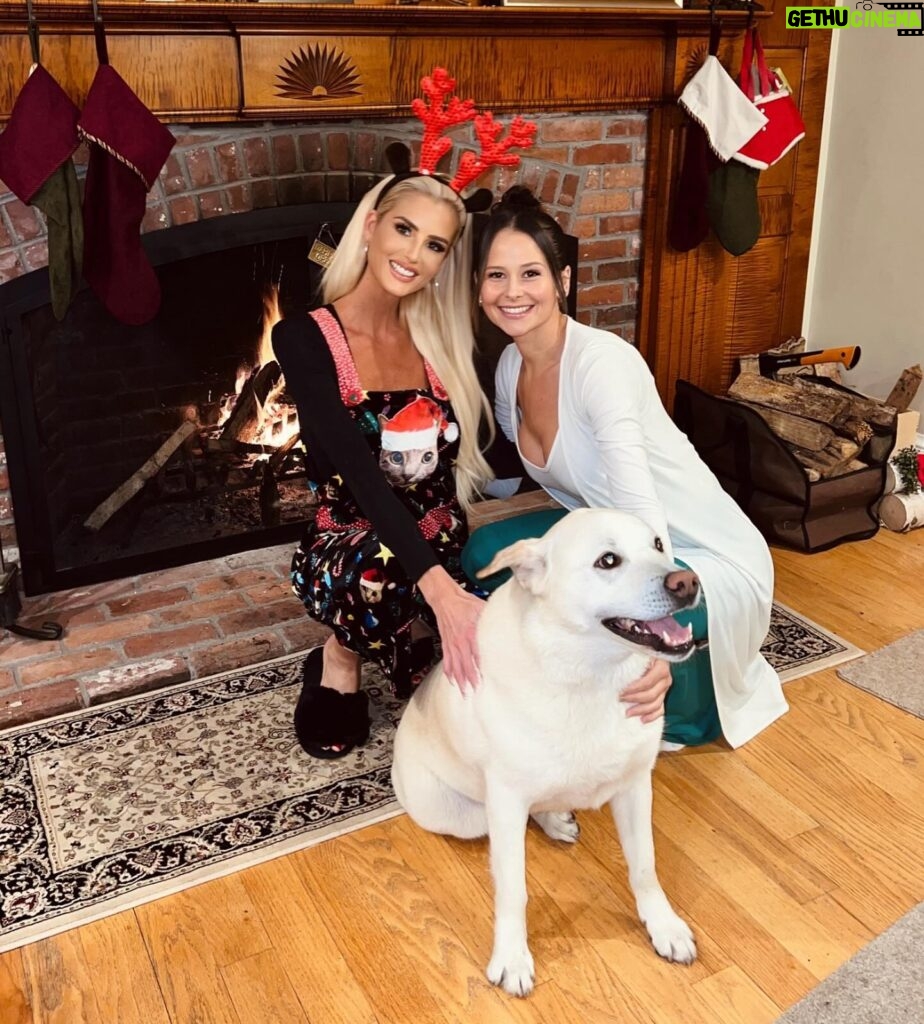 Emma Hernan Instagram - Boston fam time is my fav time🥰🫶🏼 … Merry Christmas from me and the fam to you all! Boston it’s been a blast now flying off tomorrow morning for my bday vacation! ✈️ Can you guess where I am going?! Hint: 👙