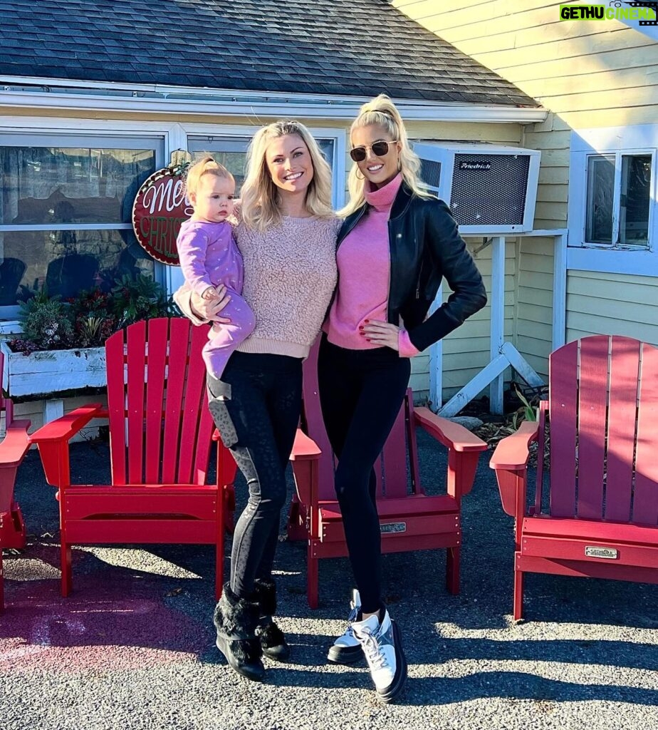 Emma Hernan Instagram - Boston fam time is my fav time🥰🫶🏼 … Merry Christmas from me and the fam to you all! Boston it’s been a blast now flying off tomorrow morning for my bday vacation! ✈️ Can you guess where I am going?! Hint: 👙