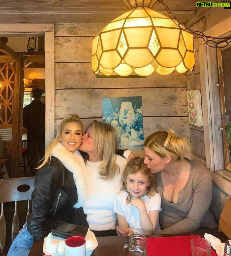 Emma Hernan Instagram - Boston fam time is my fav time🥰🫶🏼 … Merry Christmas from me and the fam to you all! Boston it’s been a blast now flying off tomorrow morning for my bday vacation! ✈️ Can you guess where I am going?! Hint: 👙