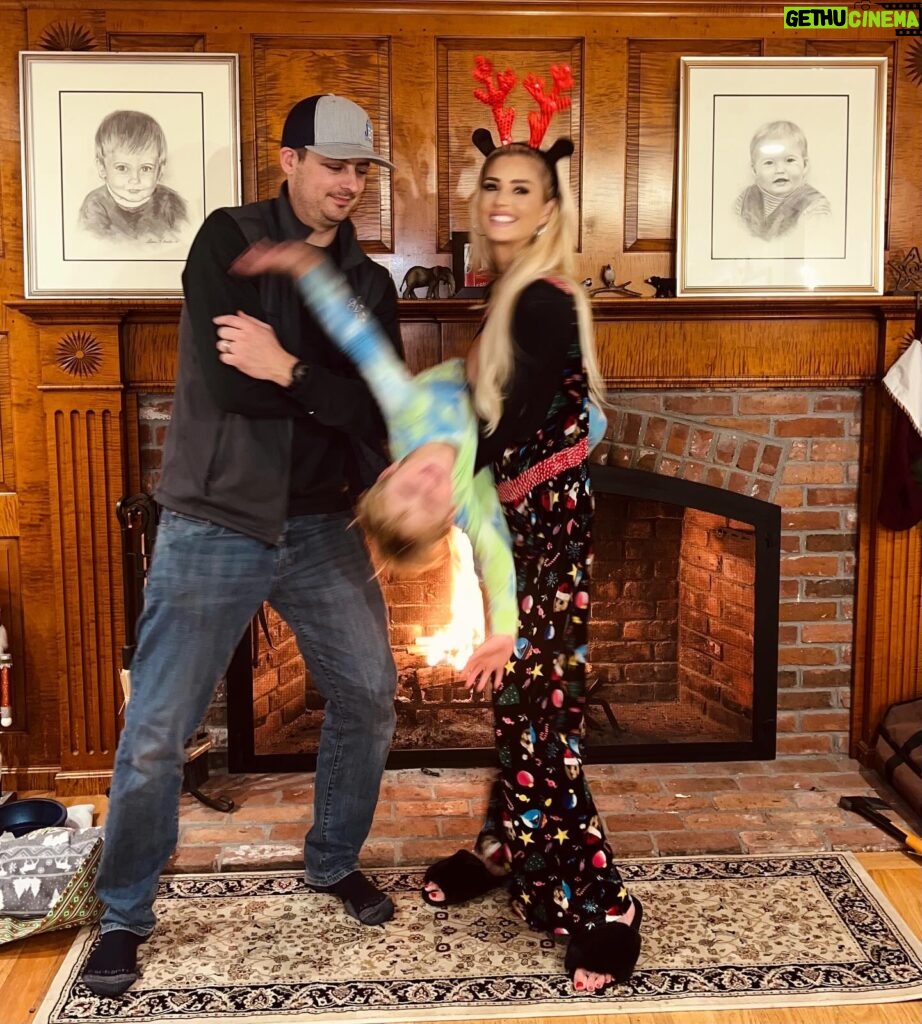 Emma Hernan Instagram - Boston fam time is my fav time🥰🫶🏼 … Merry Christmas from me and the fam to you all! Boston it’s been a blast now flying off tomorrow morning for my bday vacation! ✈️ Can you guess where I am going?! Hint: 👙