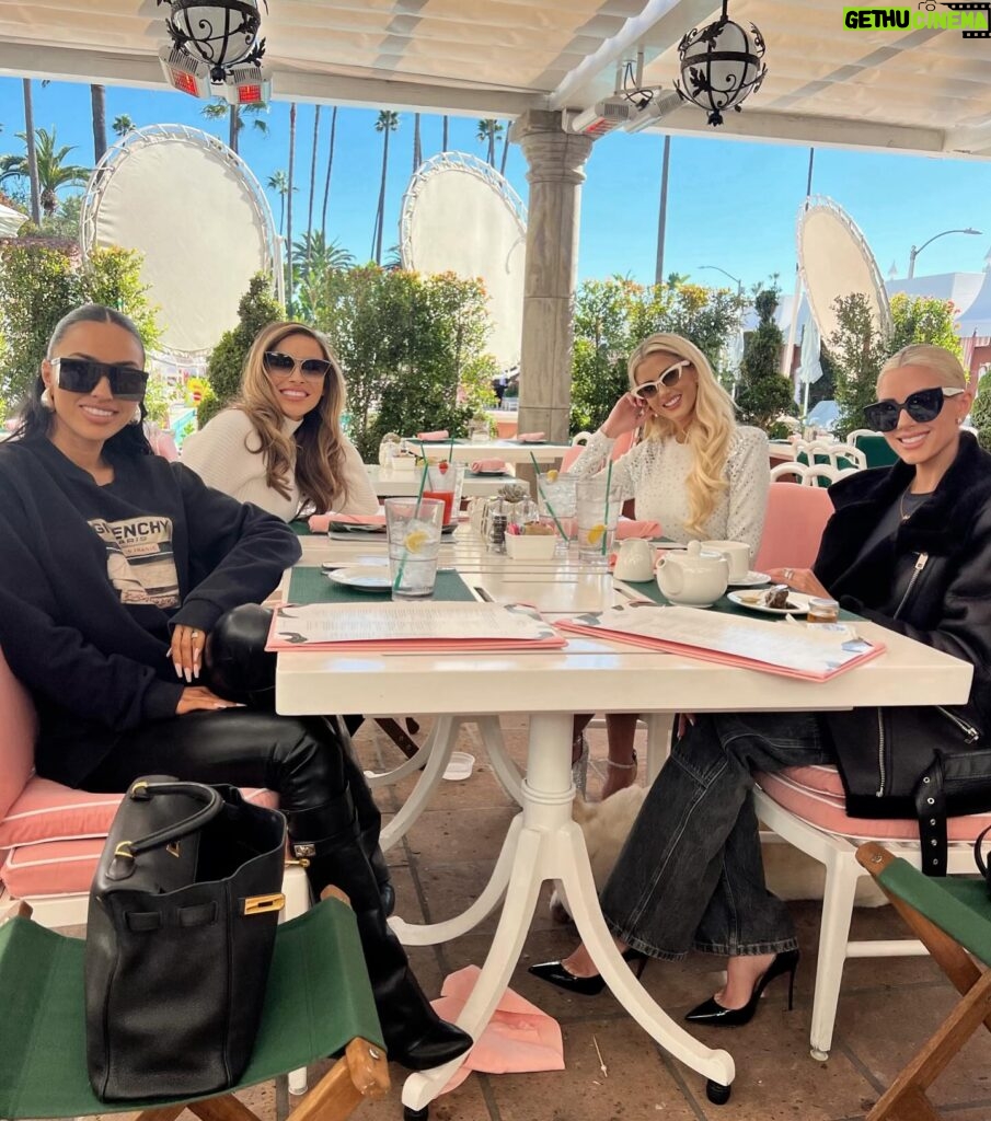 Emma Hernan Instagram - Real friends can’t make it through a classy lunch without having a *little* fun (swipe) 🤪 Happy birthday @emmahernan we love you !! Never a dull moment with this crew 💗