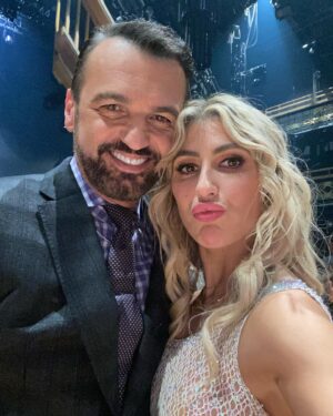 Emma Slater Instagram - Goofing around with friends 🙌🏻🩷 These are the moments I’ll remember forever. Backstage laughing, driving the production crazy because I’m doing something stupid (sorry guys!), lifting each other up, even the stress of choreographing!!!!! I love to be in the thick of that pressure I guess!! It’s absolutely hard at times and filled with obstacles, but I wouldn’t change my days on this show with these people for the world and at the end of the day I’m still completely in love with what I do. I hope to feel this lucky in all my life, though of course I’m totally aware of how rare this is. Love this family of mine. 🤩🙌🏻

1. @petamurgatroyd is the biggest and BEST goof I know, known her for years she’s always been this way 
2. @juleshough capturing some hard working dancers 😜 @mumansky18 
3. All of the skybox waiting to welcome @glebsavchenkoofficial in his ending pose from his contemporary with @mirasorvino (I mean come on, that pose!! Hahaha Kinda iconic!!!) 
4. Wanted to do a 360 degree view of @therealalfonsoribeiro & @juleshough filming pick ups at the end of the show (you guys don’t see that part) but I decided I would not flirt with job termination as I already drive them nuts (might be ADHD, not sure) 
5. THE @tonydovolani