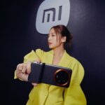 Emma Wu Instagram – 小米這次跟徠卡攜手打造的…
「Xiaomi 14 Ultra」新一代行動光學鏡頭💫
只要打開『大師人像』模式
就可以輕而一舉拍出時尚大片
還有『街拍』模式
讓我能在0.7秒內即時抓拍…
捕捉WULALA 呆萌的瞬間😻😻😻
快來「Xiaomi 尋光而來」光影藝術展
就在華山1914文化創意園區（到3/24喔
快去體驗快去玩耍🙌🏼

#每一鏡_皆傳奇 
#Xiaomi_14_Ultra
#第五張開始都是用14Ultra
#沒有騙你要相信我
#最後一張有驚喜🤪 
#覺得很厲害請給💫💫💫