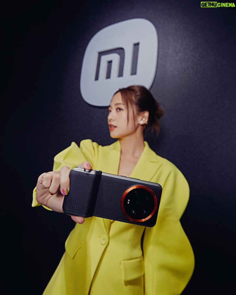 Emma Wu Instagram - 小米這次跟徠卡攜手打造的… 「Xiaomi 14 Ultra」新一代行動光學鏡頭💫 只要打開『大師人像』模式 就可以輕而一舉拍出時尚大片 還有『街拍』模式 讓我能在0.7秒內即時抓拍… 捕捉WULALA 呆萌的瞬間😻😻😻 快來「Xiaomi 尋光而來」光影藝術展 就在華山1914文化創意園區（到3/24喔 快去體驗快去玩耍🙌🏼 #每一鏡_皆傳奇 #Xiaomi_14_Ultra #第五張開始都是用14Ultra #沒有騙你要相信我 #最後一張有驚喜🤪 #覺得很厲害請給💫💫💫