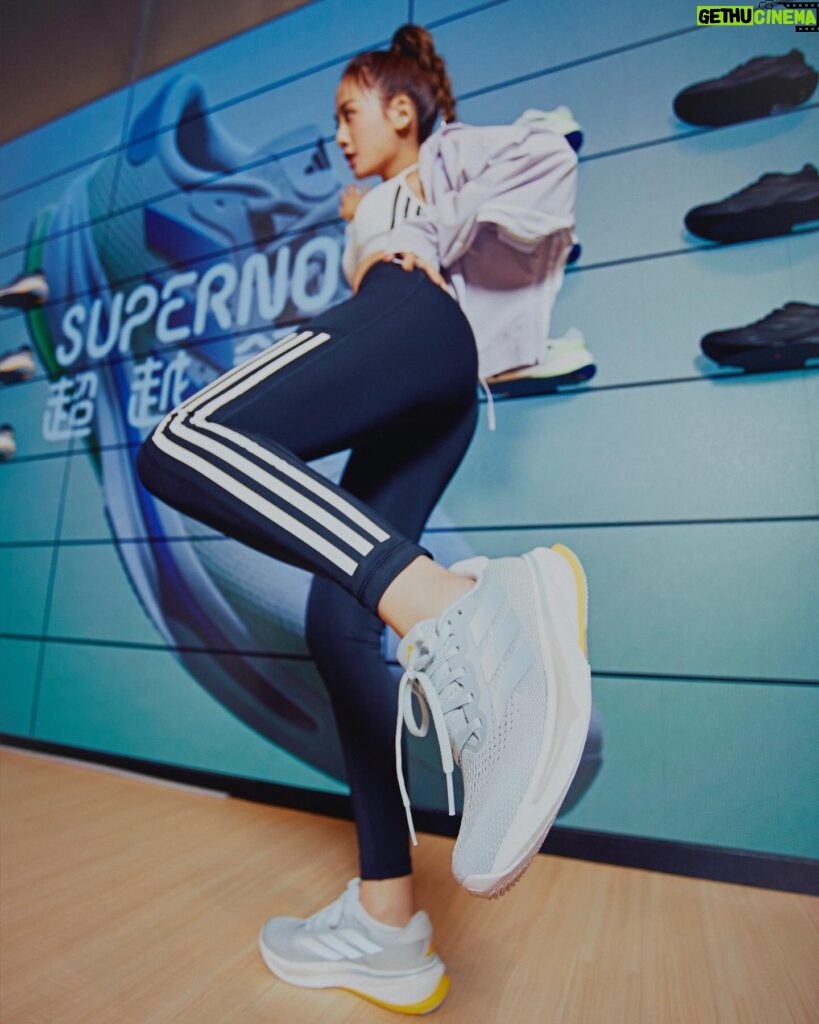 Emma Wu Instagram - adidas SUPERNOVA 「超越舒適」進化登場👟✨ 非常重要的事！！！ 從逛街到跑步都可以穿著Supernova✨ 讓我擁有更多舒適的步伐🏃🏼‍♀️ @adidas_tw #adidasTaiwan #adidasSUPERNOVA #超越舒適