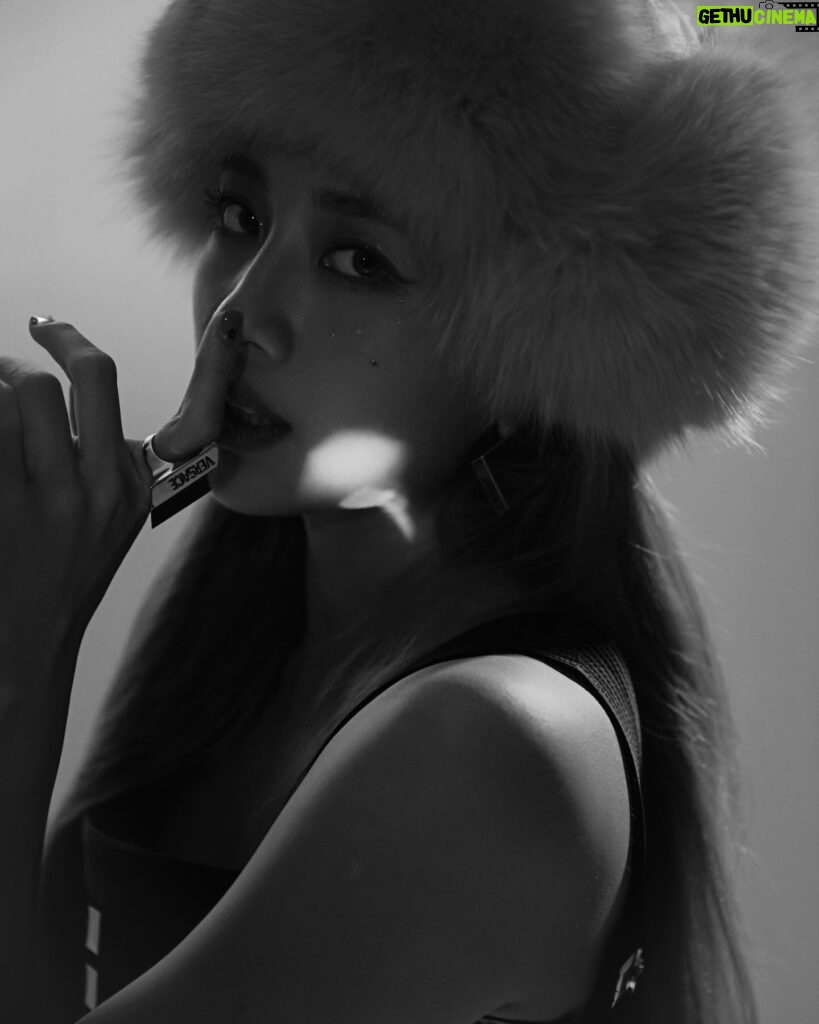 Emma Wu Instagram - 四年才有一次的這一天❤️ 當然要留下一些美？！ #四年一次229 #黑白彩色通通有 #喜歡請給🖤🖤🖤 #頭很溫暖但身體很冷 @Versace #Versace