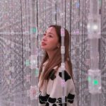 Emma Wu Instagram - 來到一個充滿神奇感受的地方 🪐✨ 每一個區域都讓我流連忘返 亮晶晶的世界 一直旋轉的世界 軟軟黑黑的世界 腳踩在水裡跟魚還有櫻花的世界 花花草草的世界 神秘石頭的世界 變來變去的球球世界 讓我一直回味的世界🫶🏼🩷💫 @teamlab.planets #到現在一直回味 #真的超級推薦你們去 #teamlabplanets #toyosu #PRIG