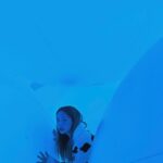 Emma Wu Instagram - 來到一個充滿神奇感受的地方 🪐✨ 每一個區域都讓我流連忘返 亮晶晶的世界 一直旋轉的世界 軟軟黑黑的世界 腳踩在水裡跟魚還有櫻花的世界 花花草草的世界 神秘石頭的世界 變來變去的球球世界 讓我一直回味的世界🫶🏼🩷💫 @teamlab.planets #到現在一直回味 #真的超級推薦你們去 #teamlabplanets #toyosu #PRIG
