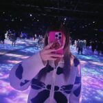 Emma Wu Instagram - 來到一個充滿神奇感受的地方 🪐✨ 每一個區域都讓我流連忘返 亮晶晶的世界 一直旋轉的世界 軟軟黑黑的世界 腳踩在水裡跟魚還有櫻花的世界 花花草草的世界 神秘石頭的世界 變來變去的球球世界 讓我一直回味的世界🫶🏼🩷💫 @teamlab.planets #到現在一直回味 #真的超級推薦你們去 #teamlabplanets #toyosu #PRIG
